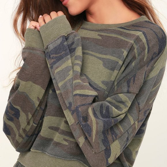 NWOT Z Supply Cohorts Camo Print Long Sleeved Cropped Sweatshirt - Picture 2 of 6